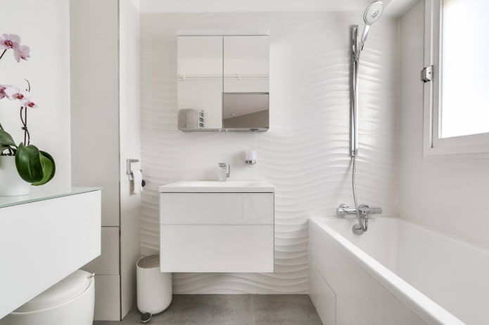Möbel im Badezimmer-Interieur in Weißtönen