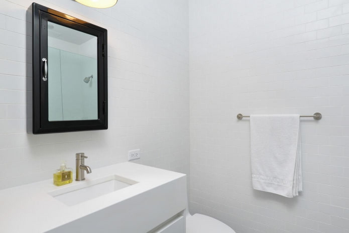 Innendesign einer weißen Toilette