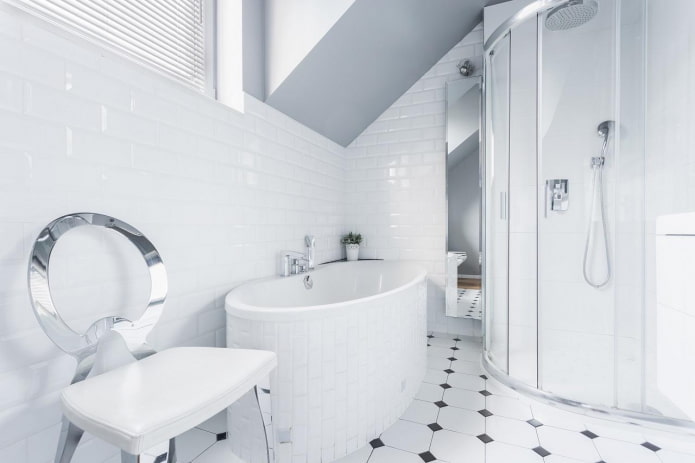 Innenarchitektur für weißes Badezimmer
