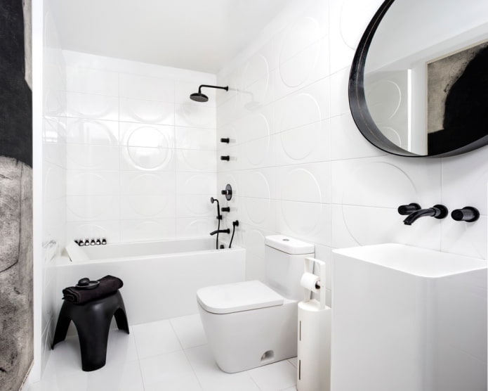 Weiße Fliesen im Badezimmer