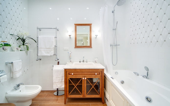 Badezimmer im klassischen Stil in Weißtönen