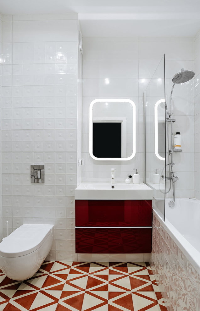 Badezimmereinrichtung in Rot- und Weißtönen