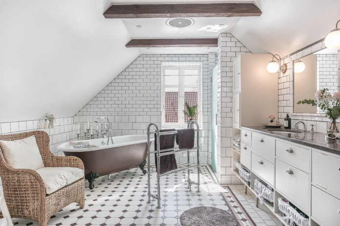 weißes Badezimmer im Provence-Stil