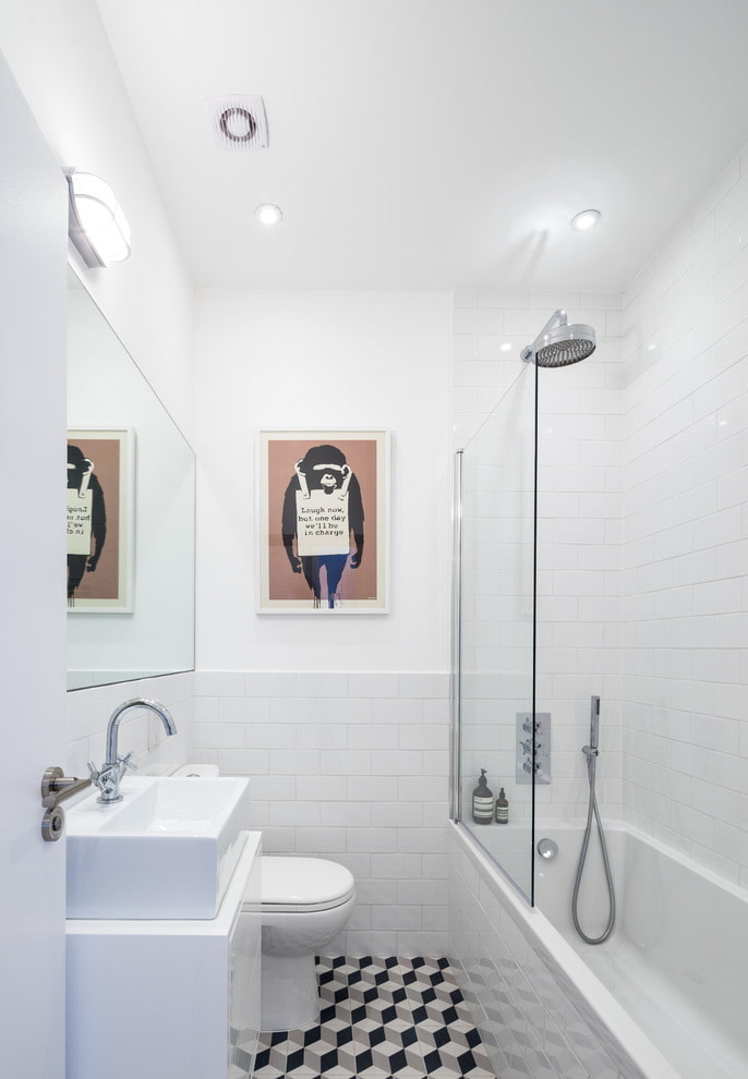 Weißes Badezimmer im modernen Stil