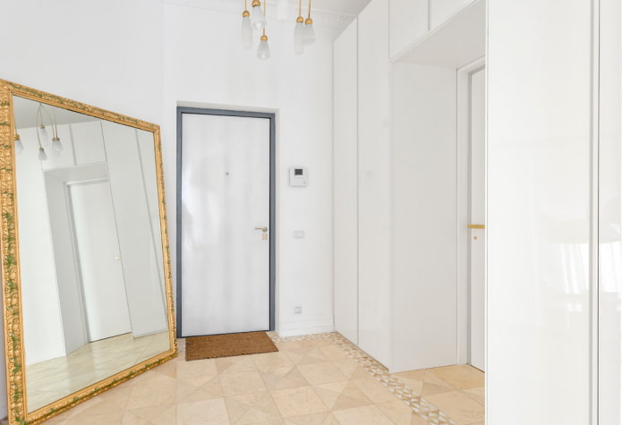 weiße Türen mit beigem Boden im Innenraum