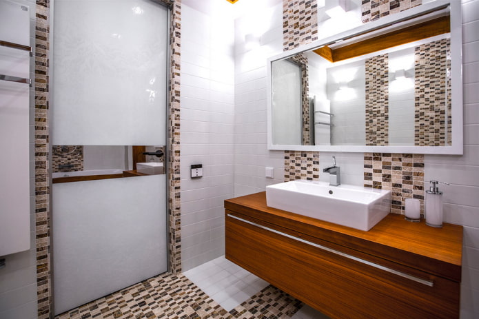 weiße Türen im Badezimmer