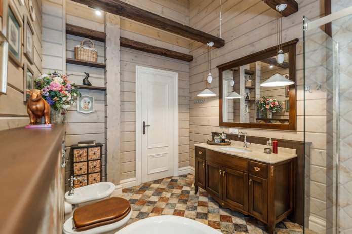 weiße Türen in einem Interieur im Landhausstil