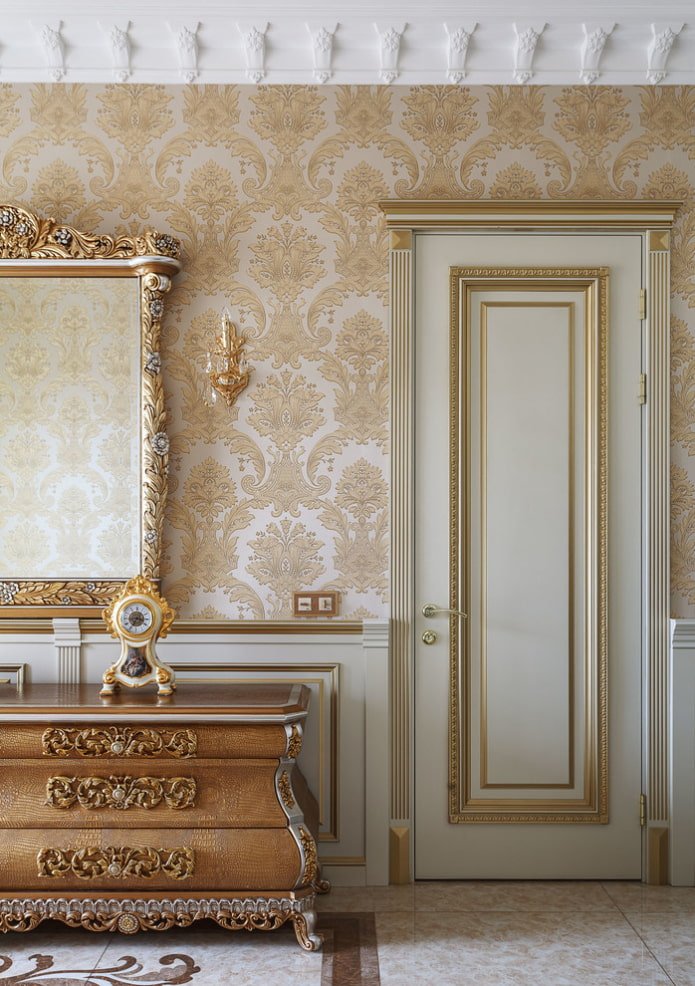 Weiße und goldene Türen im Innenraum