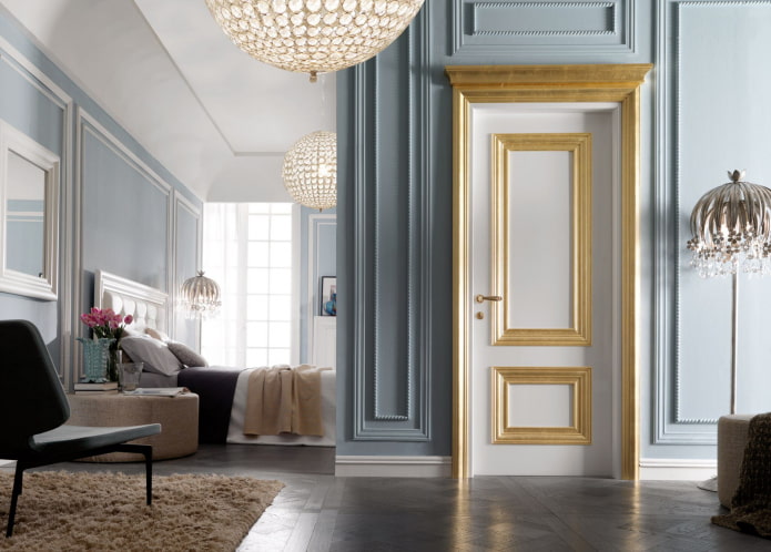 Weiße und goldene Türen im Innenraum