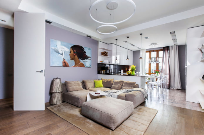 weiße Türen in einem modernen Interieur
