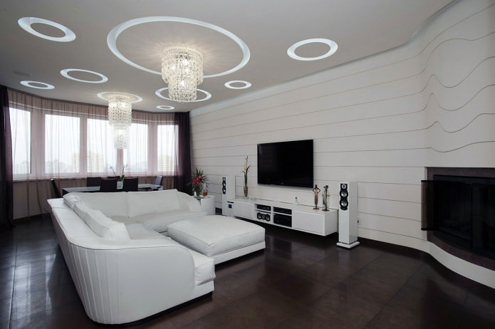 Wohnzimmer mit weiß gestreifter Tapete