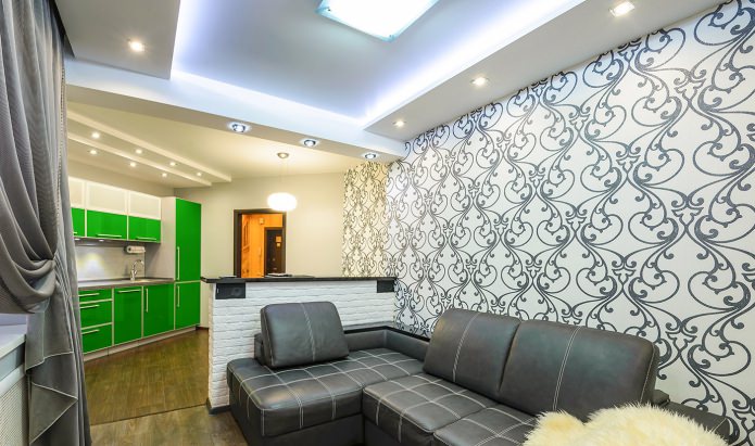 Schwarz-weiße Tapete im Wohnzimmer