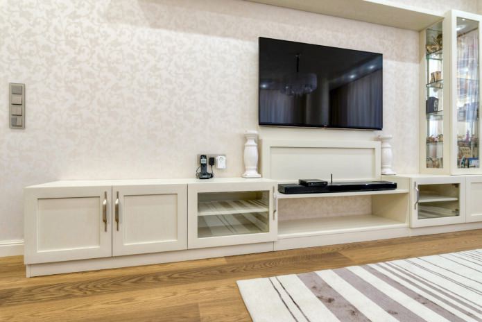 Weiße Tapete im Wohnzimmer