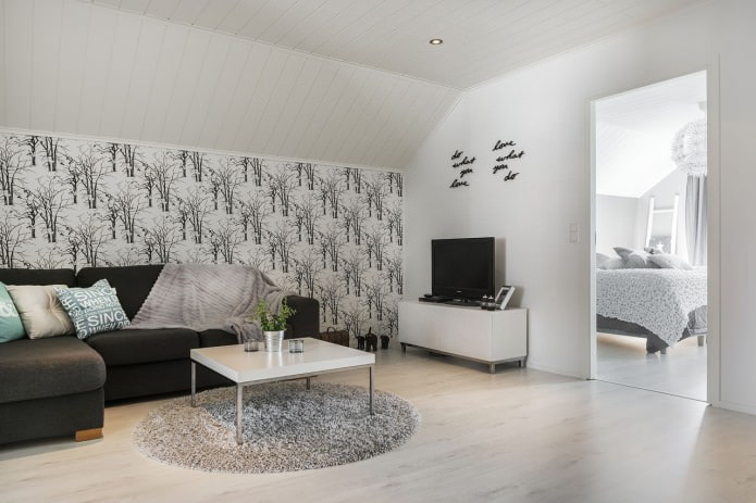 Schwarz-weiße Tapete im Wohnzimmer