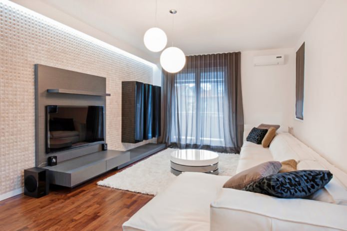 Vorhänge im Interieur eines weißen Wohnzimmers