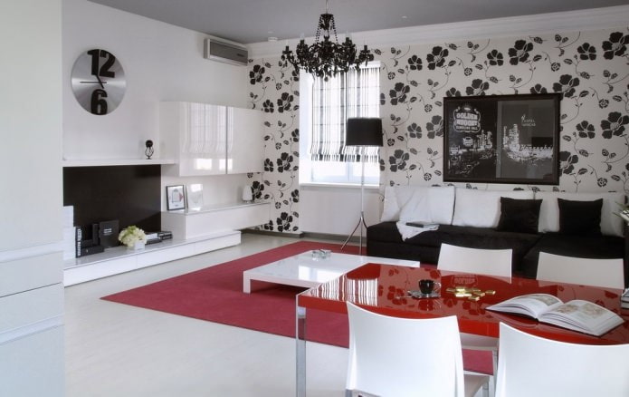 Schwarz-weiße Tapete im Wohnzimmer