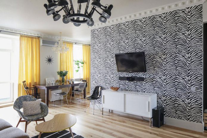Schwarz-weißes Tapetenmuster im Zebrafell-Look