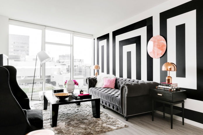 Schwarz-weiße Tapete im Wohnzimmer