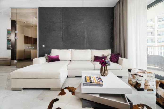 stilvolles Wohnzimmer mit einem weißen Sofa