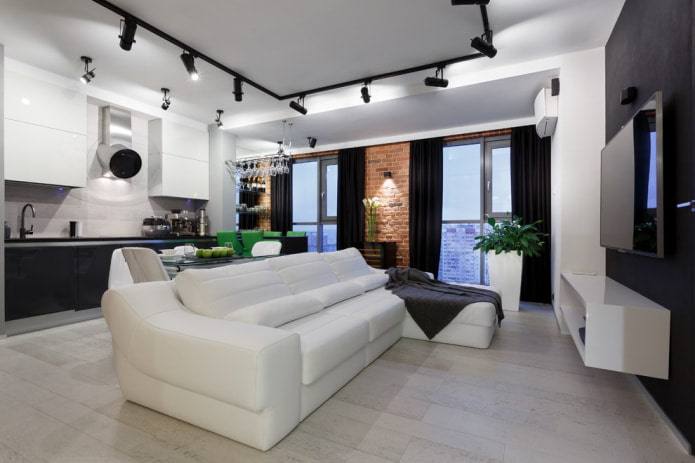 schwarze Vorhänge, weißes Sofa