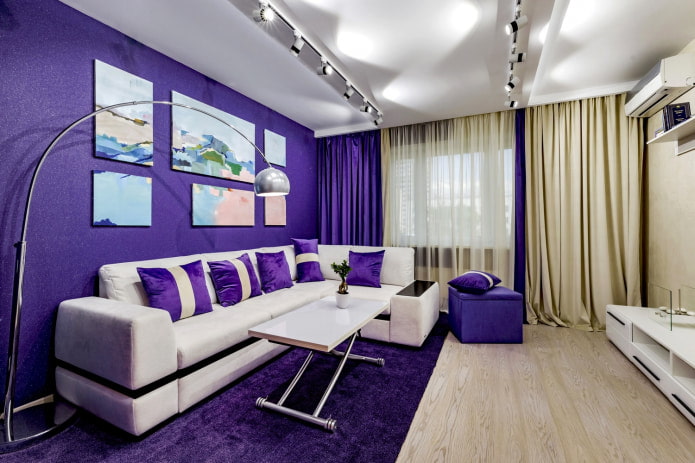 Beiges und lila Sofa