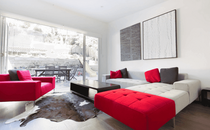 Weiß-rotes Sofa