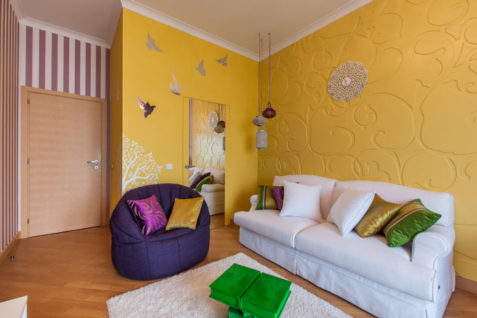 kleines Zimmer mit Sofa