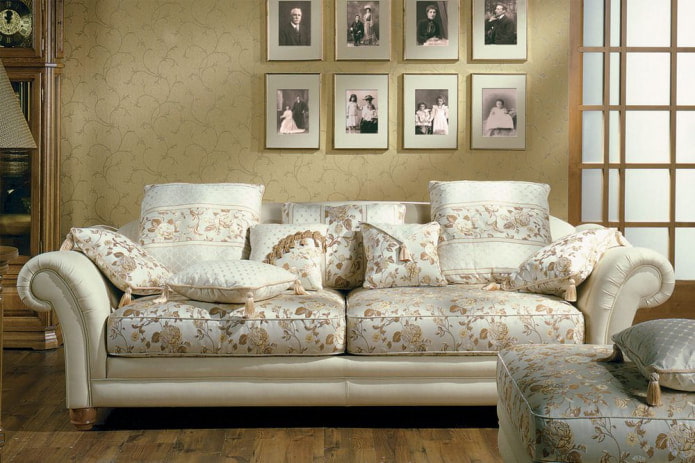 Blumenmuster auf dem Sofa