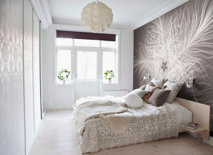 weiße Tapete im Schlafzimmer