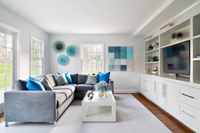 Weiß mit Blau im Interieur