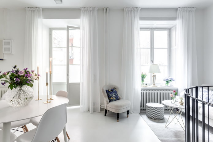 weiße Vorhänge im Wohnzimmer