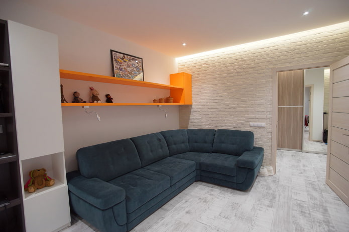Weiß-graues Laminat im Wohnzimmer