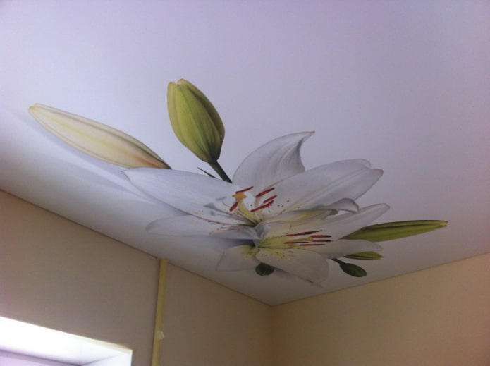 weiße Spanndecke mit Blumen