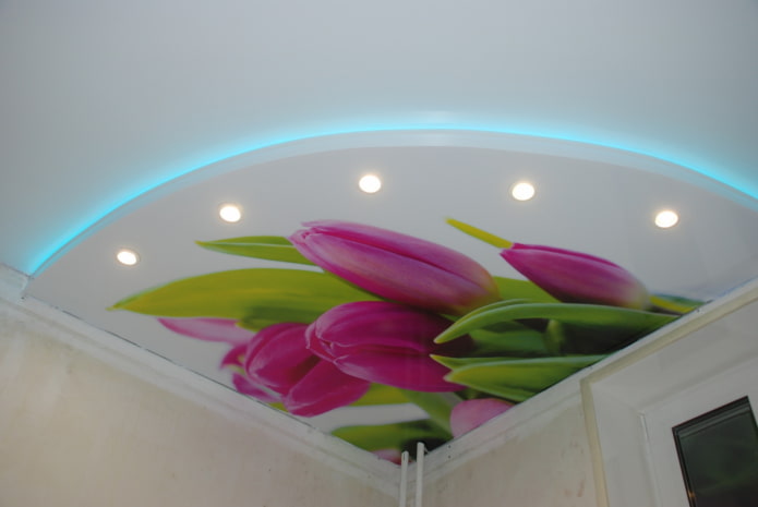 weiße Spanndecke mit Blumen