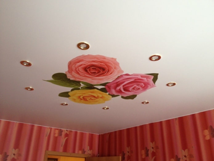 weiße Spanndecke mit Blumen