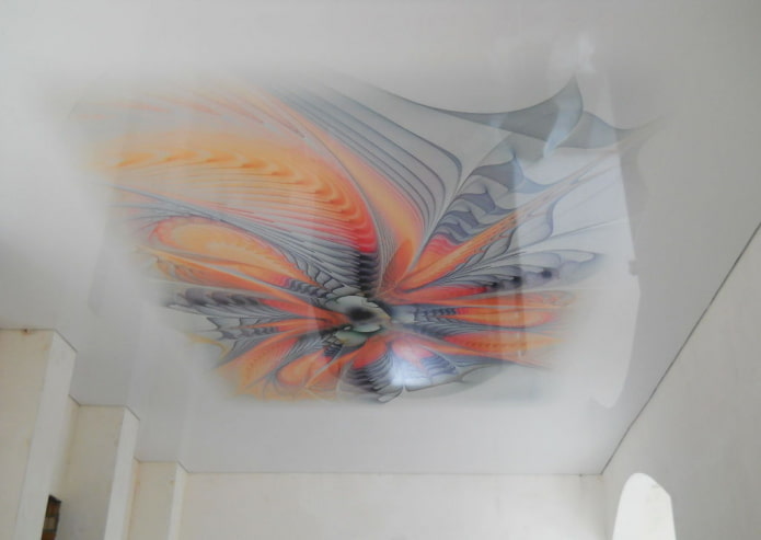 weiße Spanndecke mit abstraktem Design