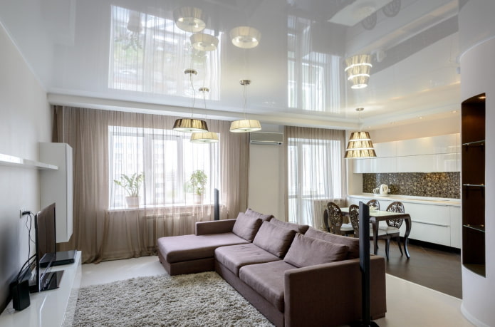 weiße Spanndecke im Wohnzimmer