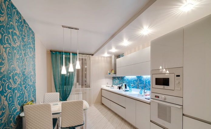Weiße Spanndecke im Kücheninterieur