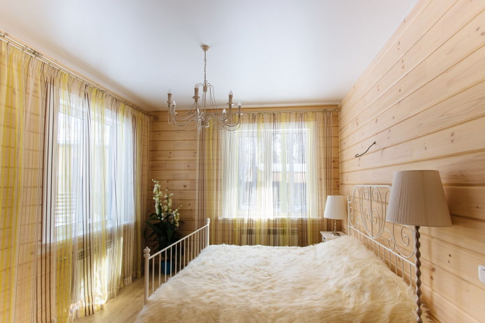 weiße Spanndecke im Schlafzimmer
