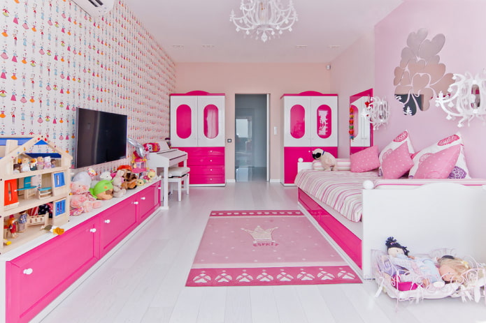 weißes und rosa Kinderzimmer