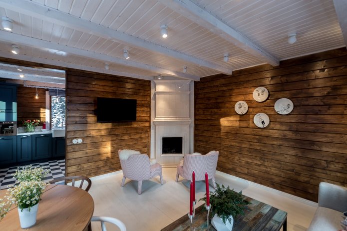 Braune Wände und weiße Decke