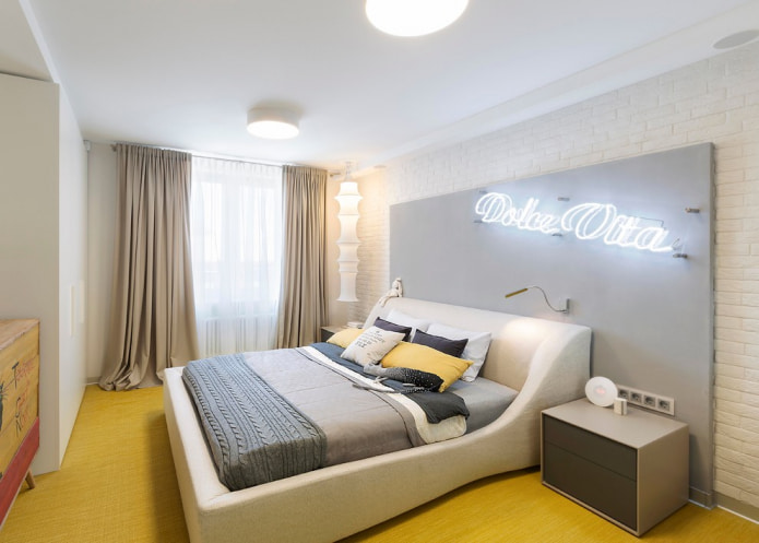 Gelber Boden und weiße Decke