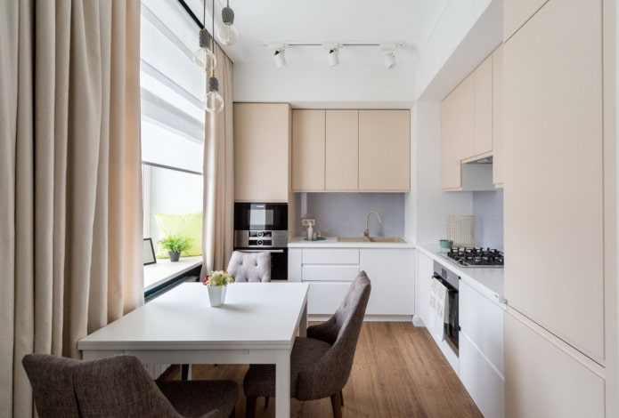 Kücheninterieur in Weiß- und Beigetönen