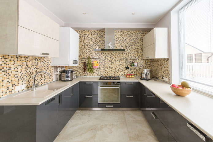 Kücheninterieur in Grau-Beige-Tönen