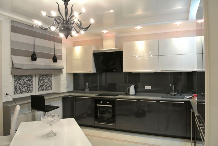 Kücheninterieur in Beige- und Schwarztönen
