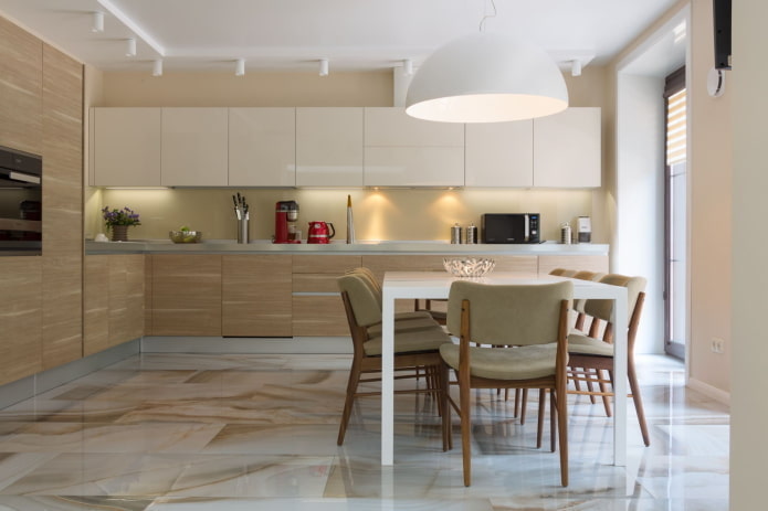 Möbel und Geräte im Kücheninterieur in Beigetönen