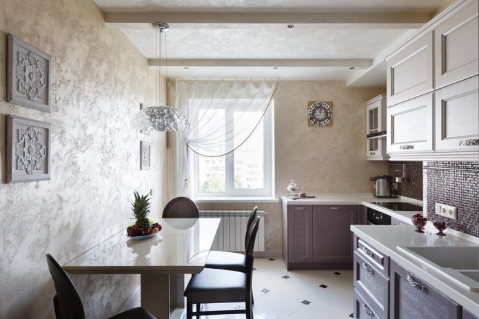 Vorhänge im Kücheninterieur in Beigetönen