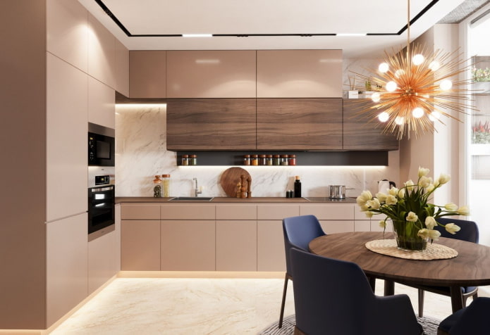 Kücheninterieur in Beige- und Brauntönen