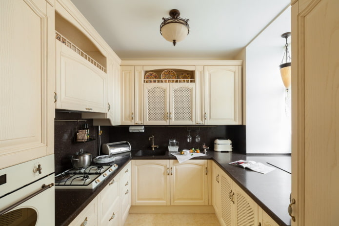 Kücheninterieur in Beige- und Schwarztönen