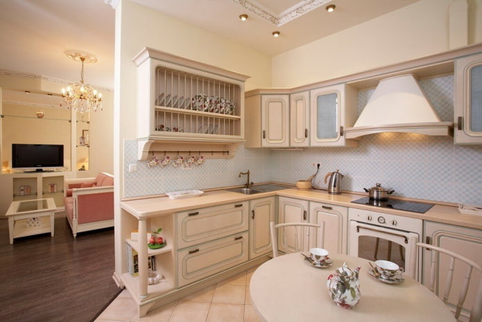 Beige Kücheneinrichtung im Provence-Stil